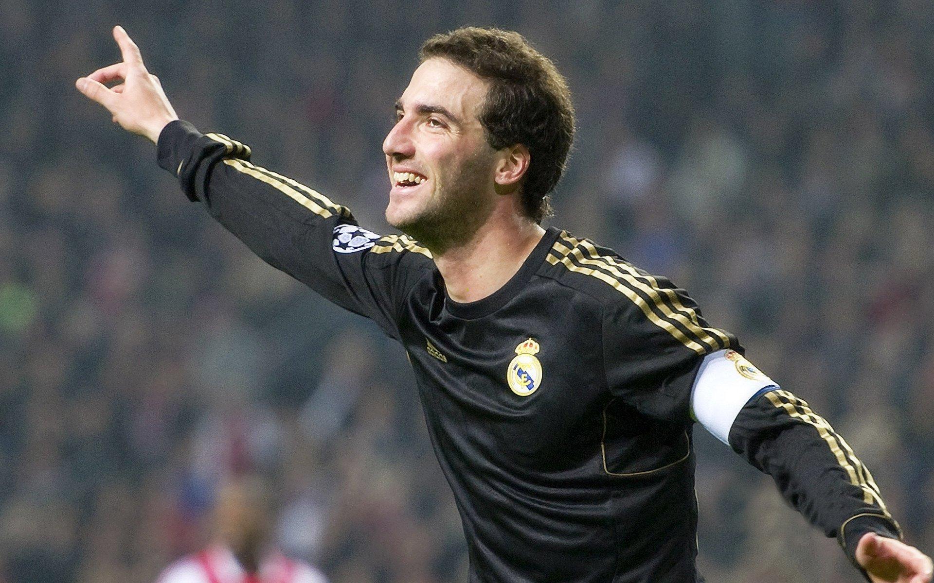 英超争冠白热化，曼城、阿森纳、利物浦上演三强逐鹿